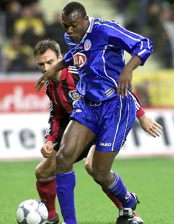 他頻繁將自 他頻繁將自